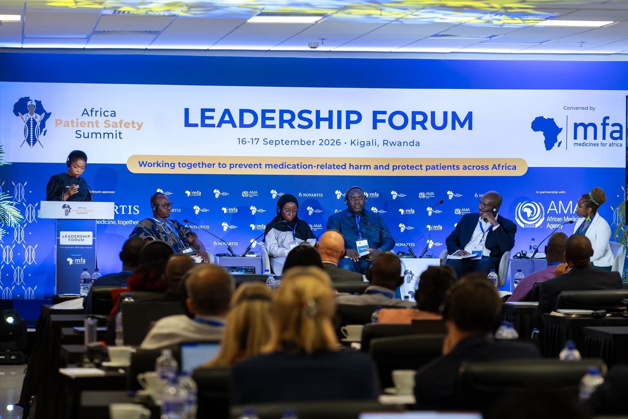 Painel e participantes no Fórum de Liderança APSS 2026, em Kigali.